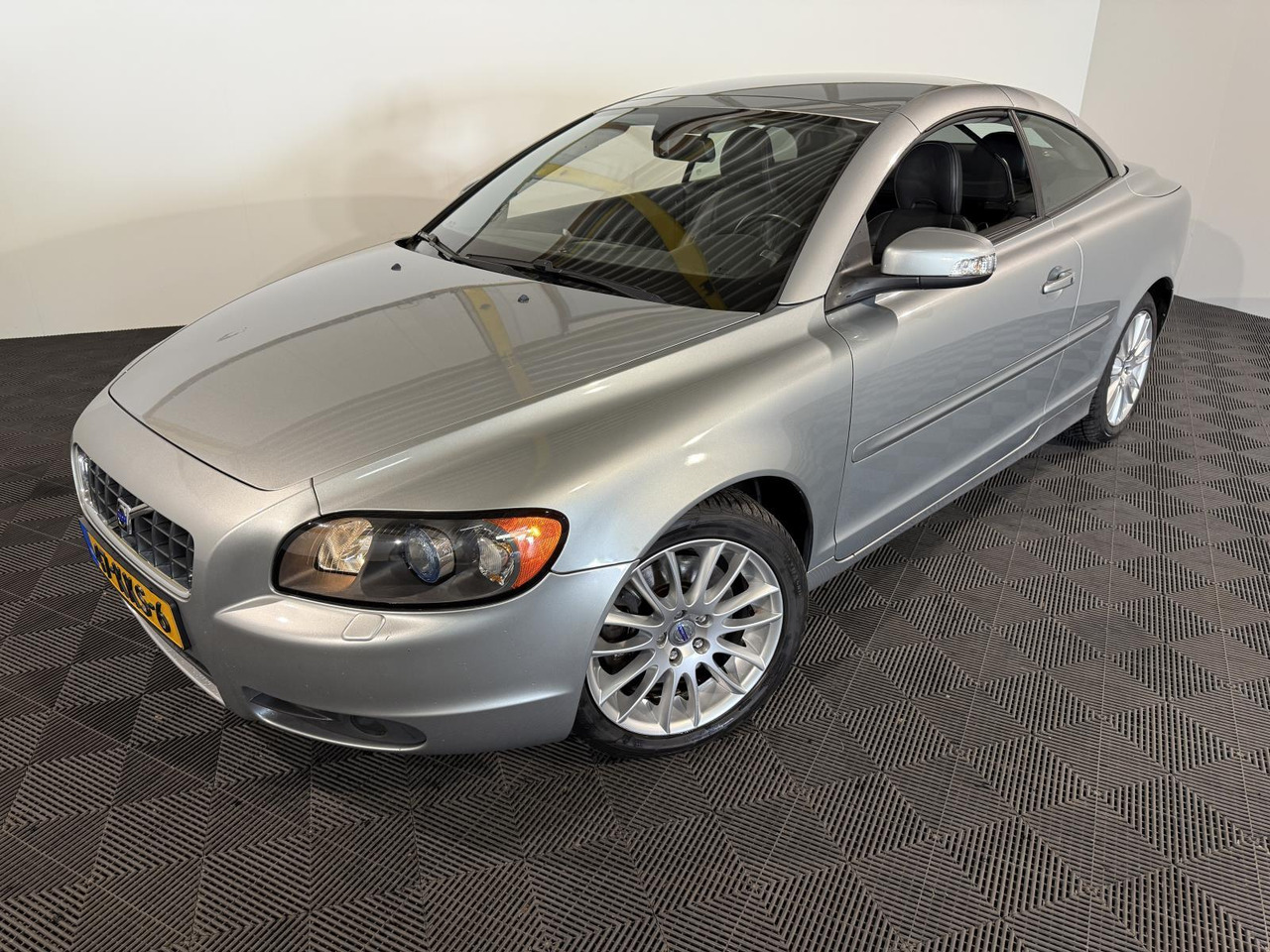 Volvo | C70 Convertible | 2.0D Summum | 2010 | 194.179 km | 47KKS6 | Logisch - Xe hơi: hình 1 Volvo | C70 Convertible | 2.0D Summum | 2010 | 194.179 km | 47KKS6 | Logisch - Xe hơi: hình 1