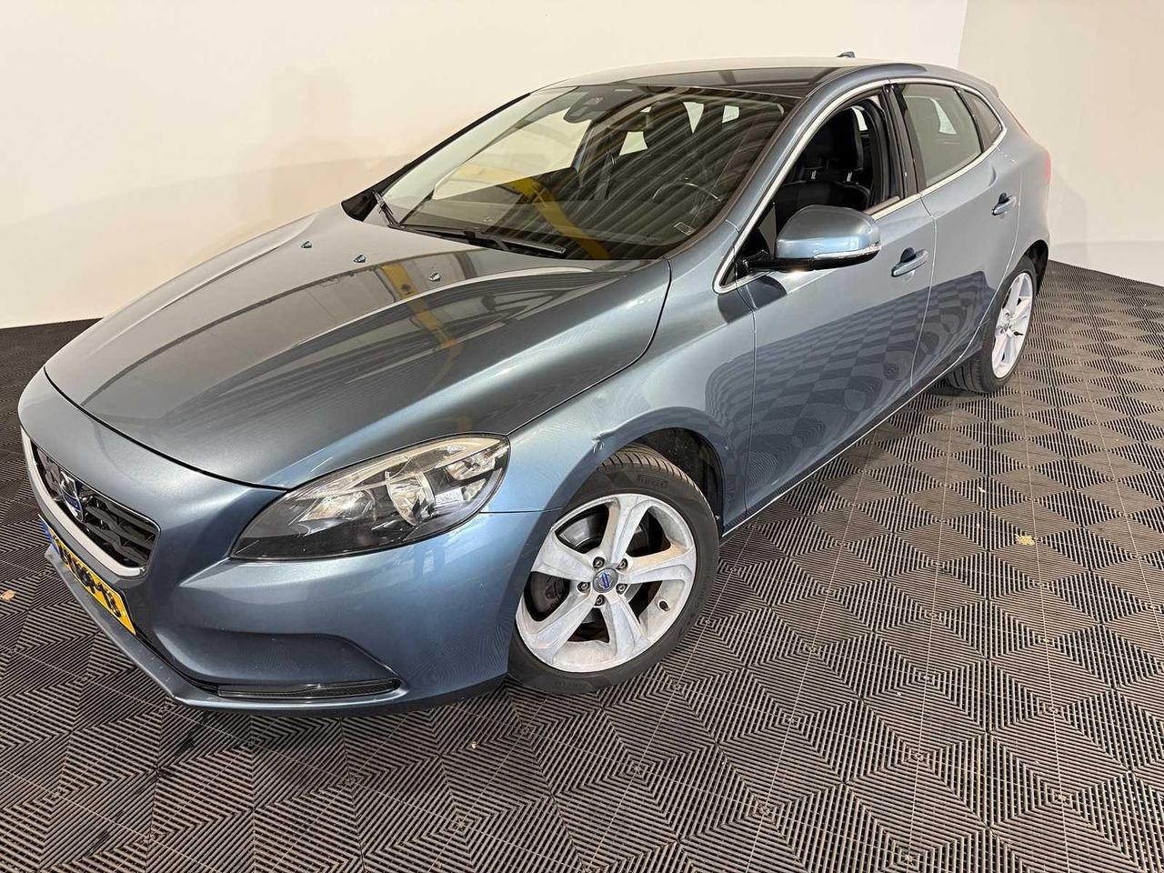 Volvo V40 1.6 T3 Momentum 2-KBP-13 210.566 km - Xe hơi: hình 1 Volvo V40 1.6 T3 Momentum 2-KBP-13 210.566 km - Xe hơi: hình 1