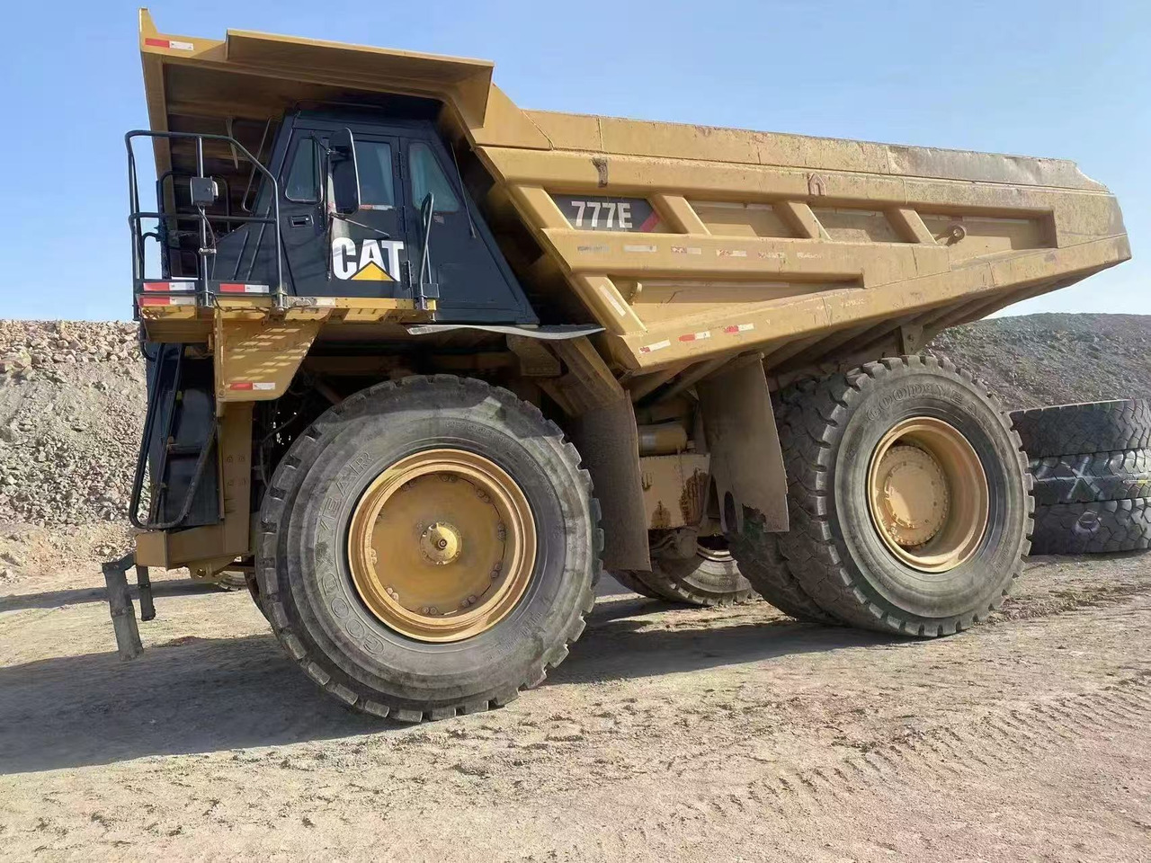 CATPILLAR 777E - Xe ben cứng/ Xe chở đá: hình 1 CATPILLAR 777E - Xe ben cứng/ Xe chở đá: hình 1