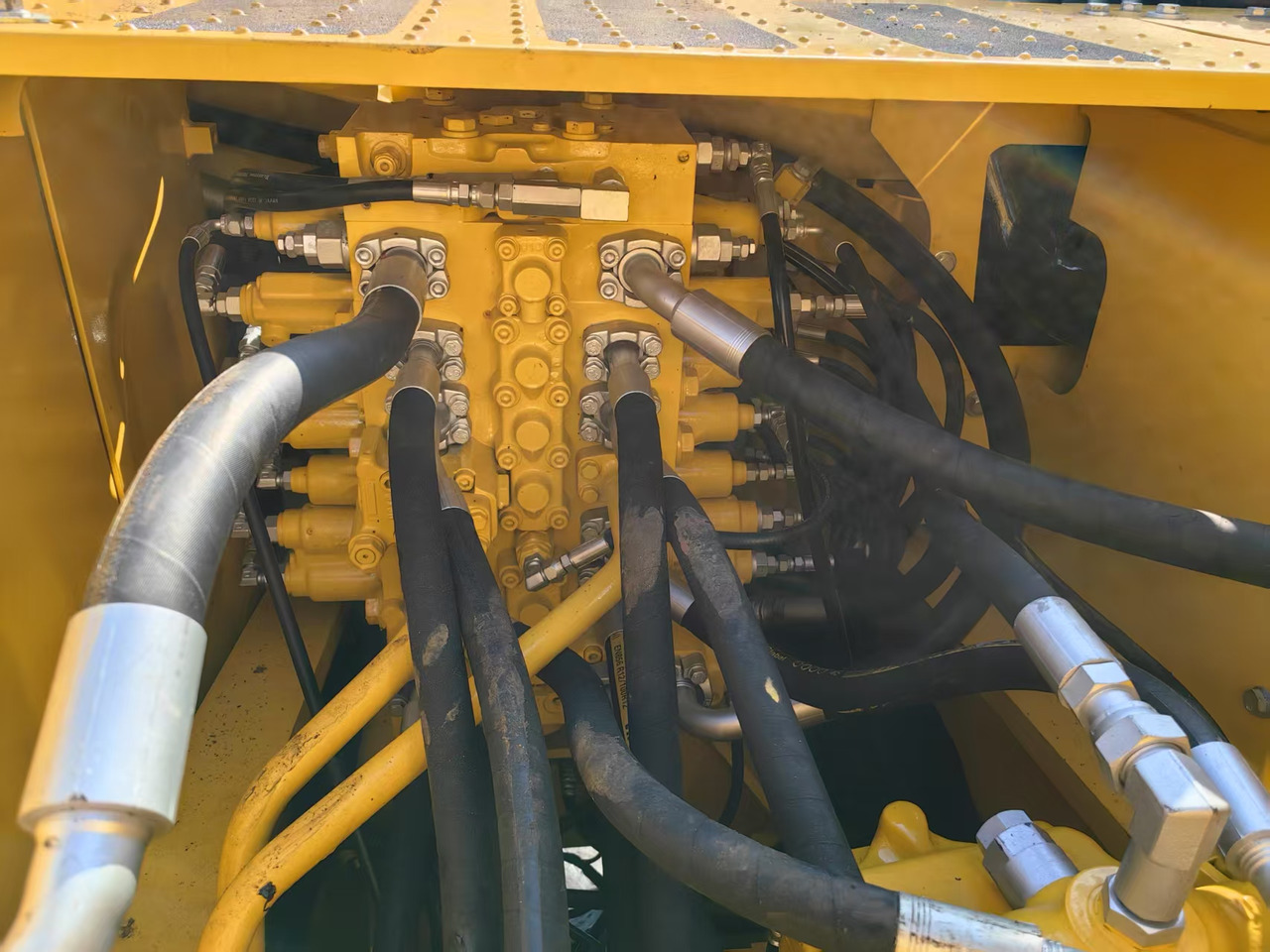 KOMATSU PC200-7 - Máy xúc bánh xích: hình 4 KOMATSU PC200-7 - Máy xúc bánh xích: hình 4
