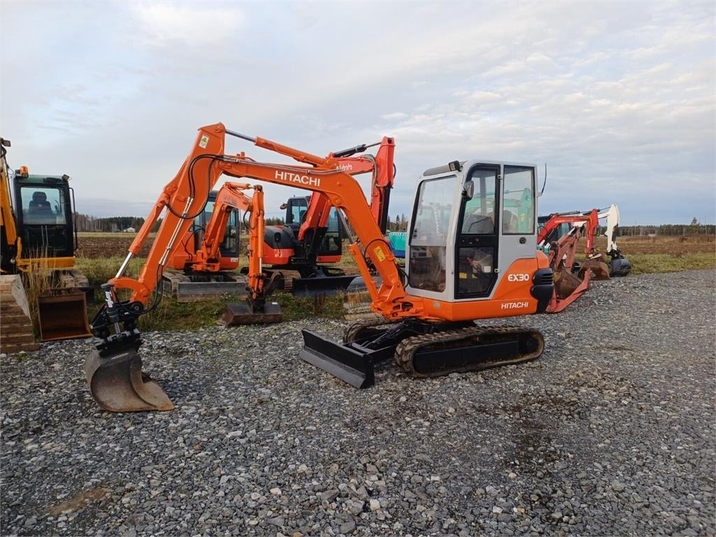 Hitachi EX30 Kallistuvalla liittimellä - Máy xúc mini: hình 1 Hitachi EX30 Kallistuvalla liittimellä - Máy xúc mini: hình 1