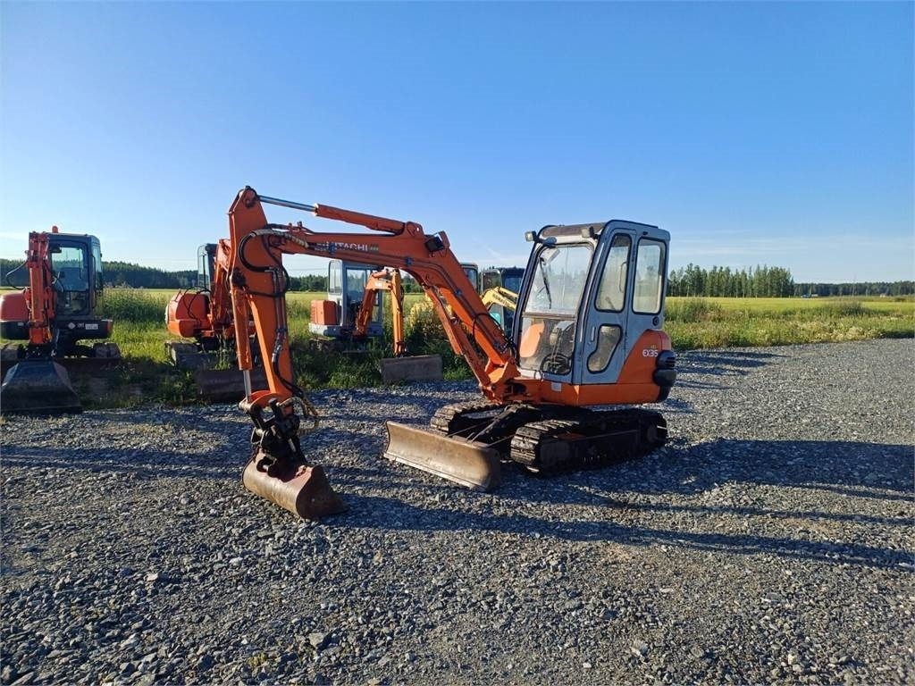 Hitachi EX35 kauhan kallistajalla - Máy xúc mini: hình 1 Hitachi EX35 kauhan kallistajalla - Máy xúc mini: hình 1