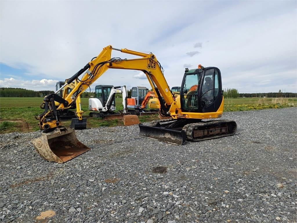 JCB 8080 pyörittäjällä - Máy xúc mini: hình 1 JCB 8080 pyörittäjällä - Máy xúc mini: hình 1