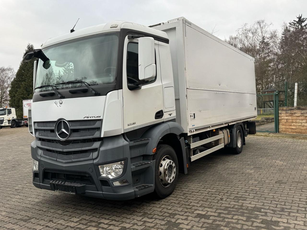 Mercedes-Benz Antos 1836L/4x2/2t.LBW/2xAHK/aus.1Hand/16.Pal. - Xe tải đồ uống: hình 3 Mercedes-Benz Antos 1836L/4x2/2t.LBW/2xAHK/aus.1Hand/16.Pal. - Xe tải đồ uống: hình 3