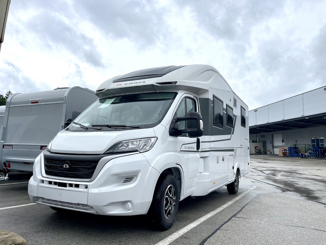 ADRIA Matrix axess 650 SC - Xe cắm trại bán tích hợp: hình 2 ADRIA Matrix axess 650 SC - Xe cắm trại bán tích hợp: hình 2
