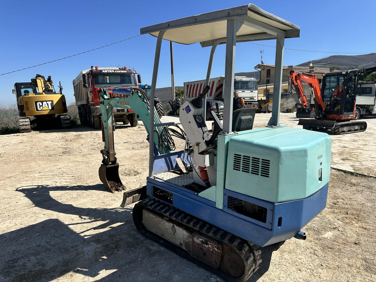 UTEX 1.3 - Máy xúc mini: hình 3 UTEX 1.3 - Máy xúc mini: hình 3