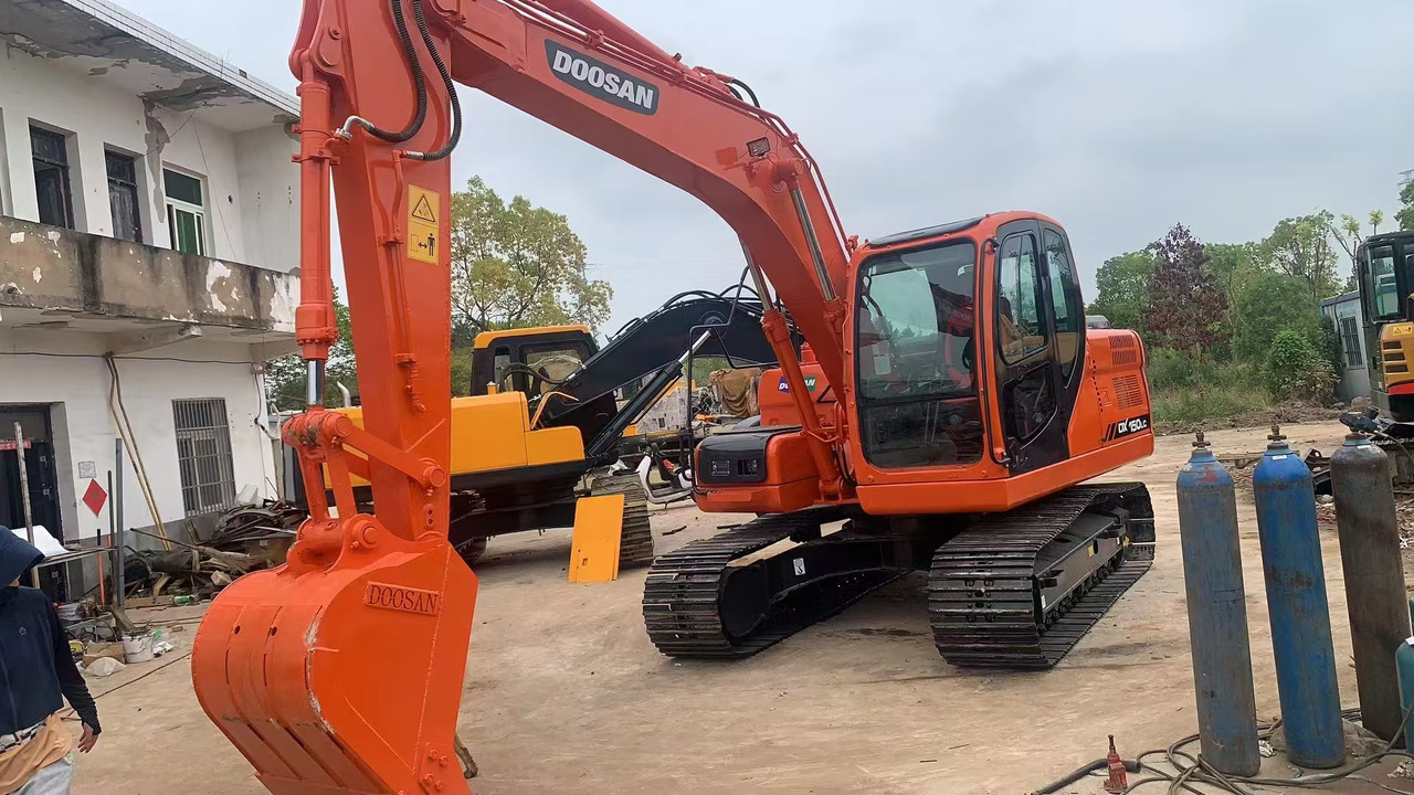 DOOSAN DX150 - Máy xúc bánh xích: hình 3 DOOSAN DX150 - Máy xúc bánh xích: hình 3