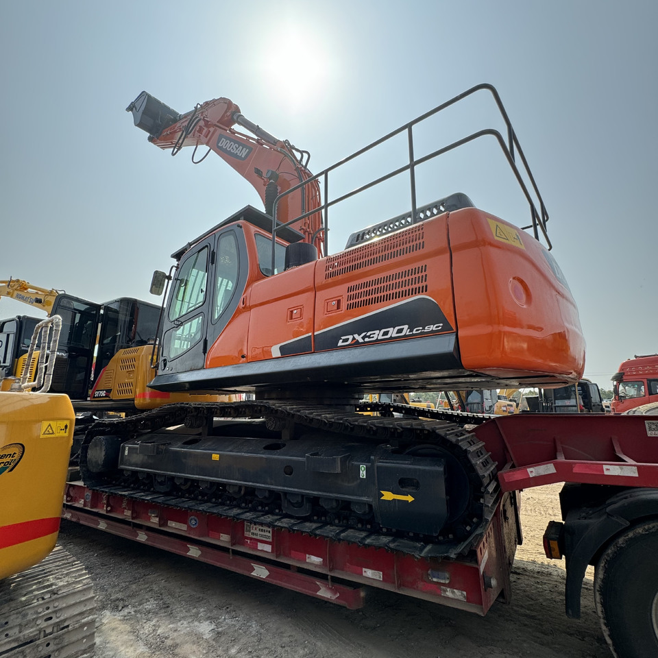 DOOSAN DX300 - Máy xúc bánh xích: hình 1 DOOSAN DX300 - Máy xúc bánh xích: hình 1