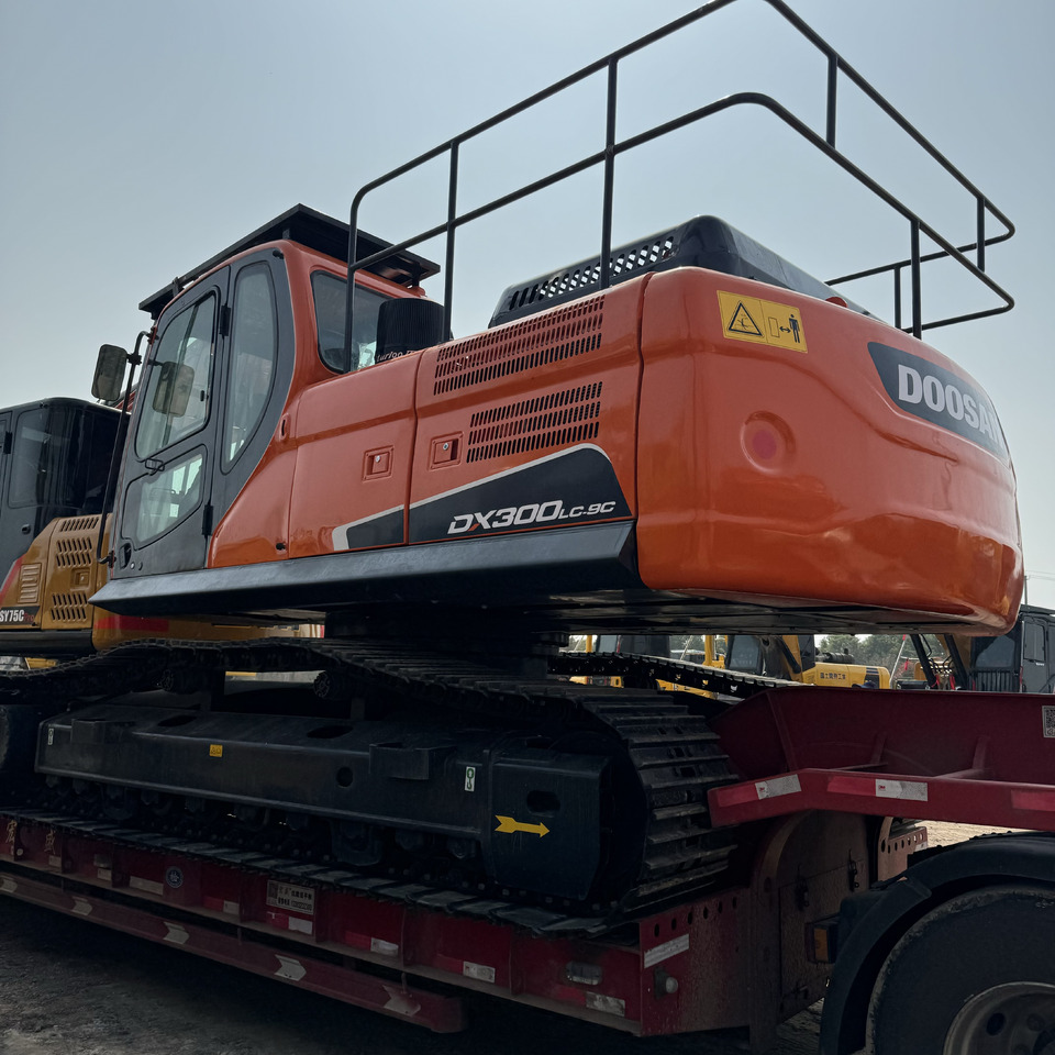 DOOSAN DX300 - Máy xúc bánh xích: hình 3 DOOSAN DX300 - Máy xúc bánh xích: hình 3