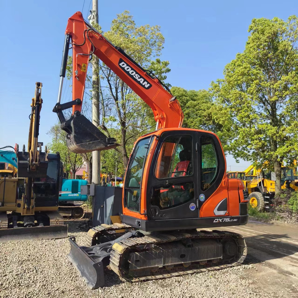 DOOSAN DX75 - Máy xúc mini: hình 1 DOOSAN DX75 - Máy xúc mini: hình 1