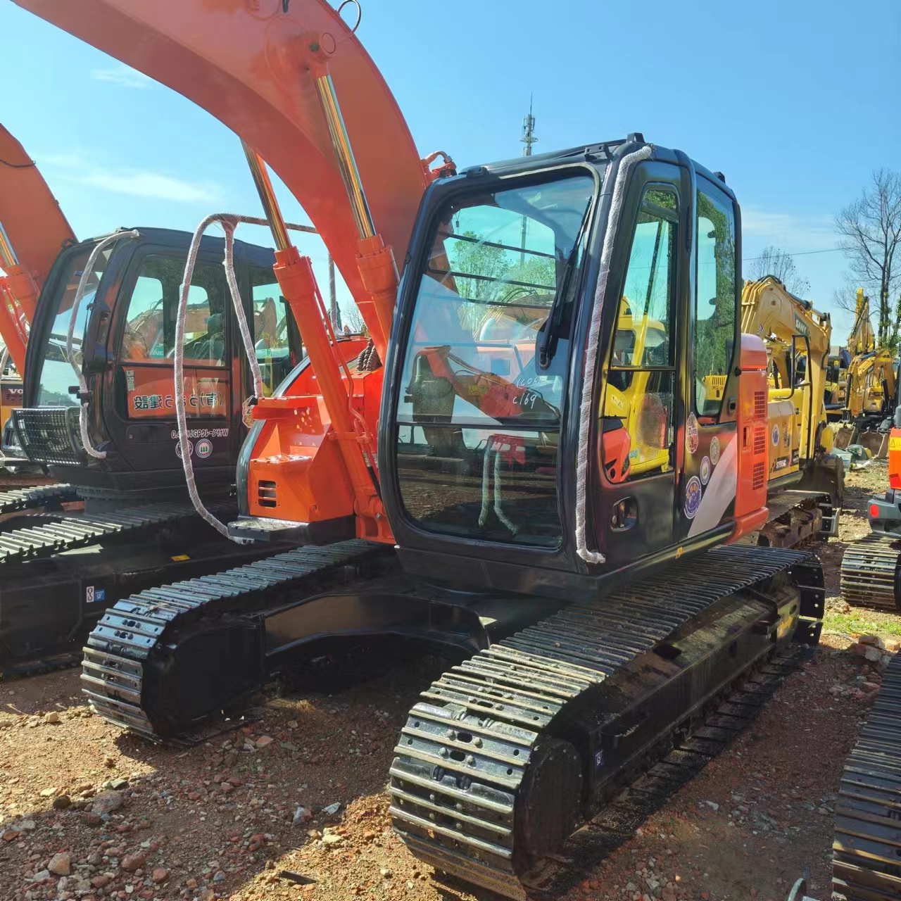 HITACHI ZX135 - Máy xúc bánh xích: hình 3 HITACHI ZX135 - Máy xúc bánh xích: hình 3