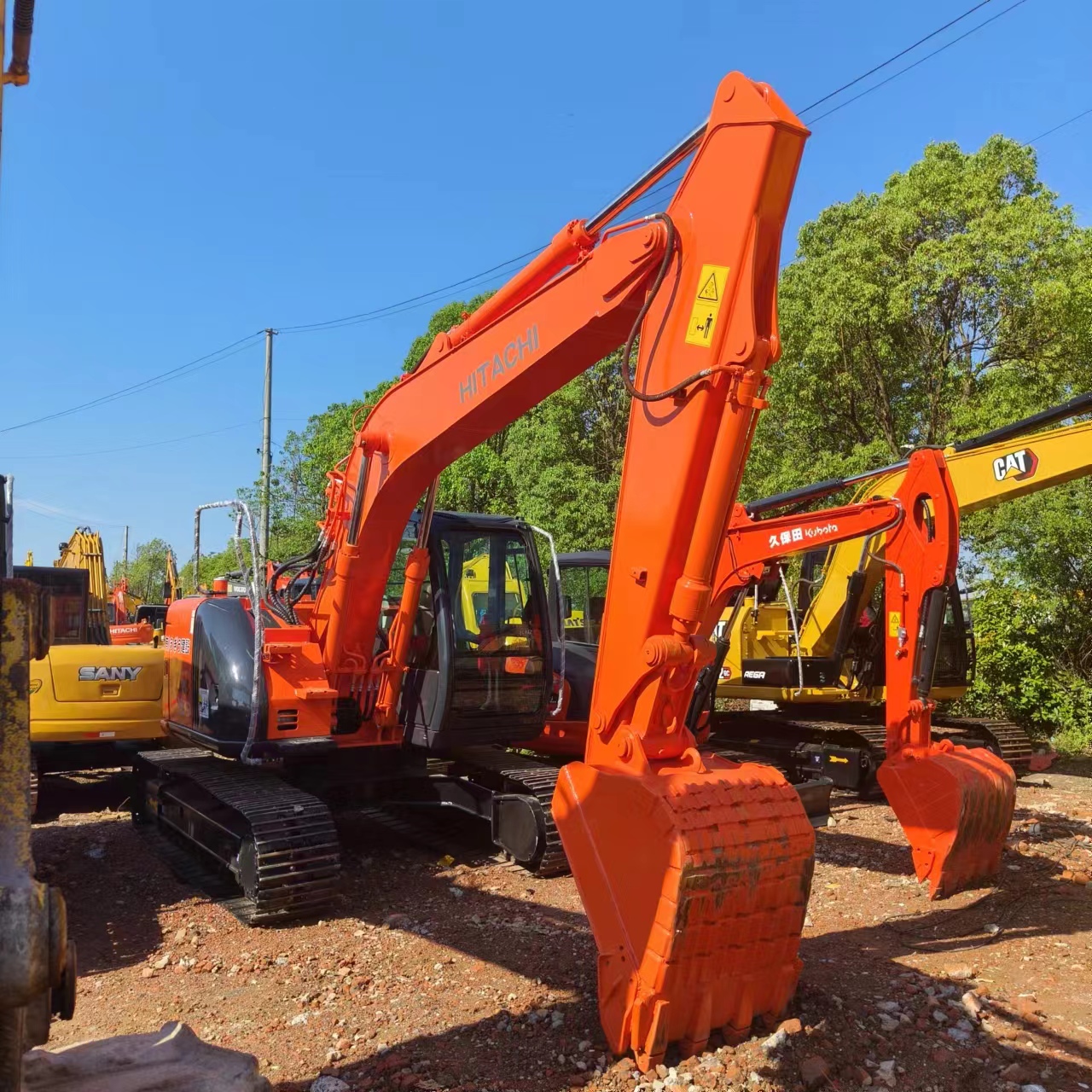 HITACHI ZX135 - Máy xúc bánh xích: hình 2 HITACHI ZX135 - Máy xúc bánh xích: hình 2