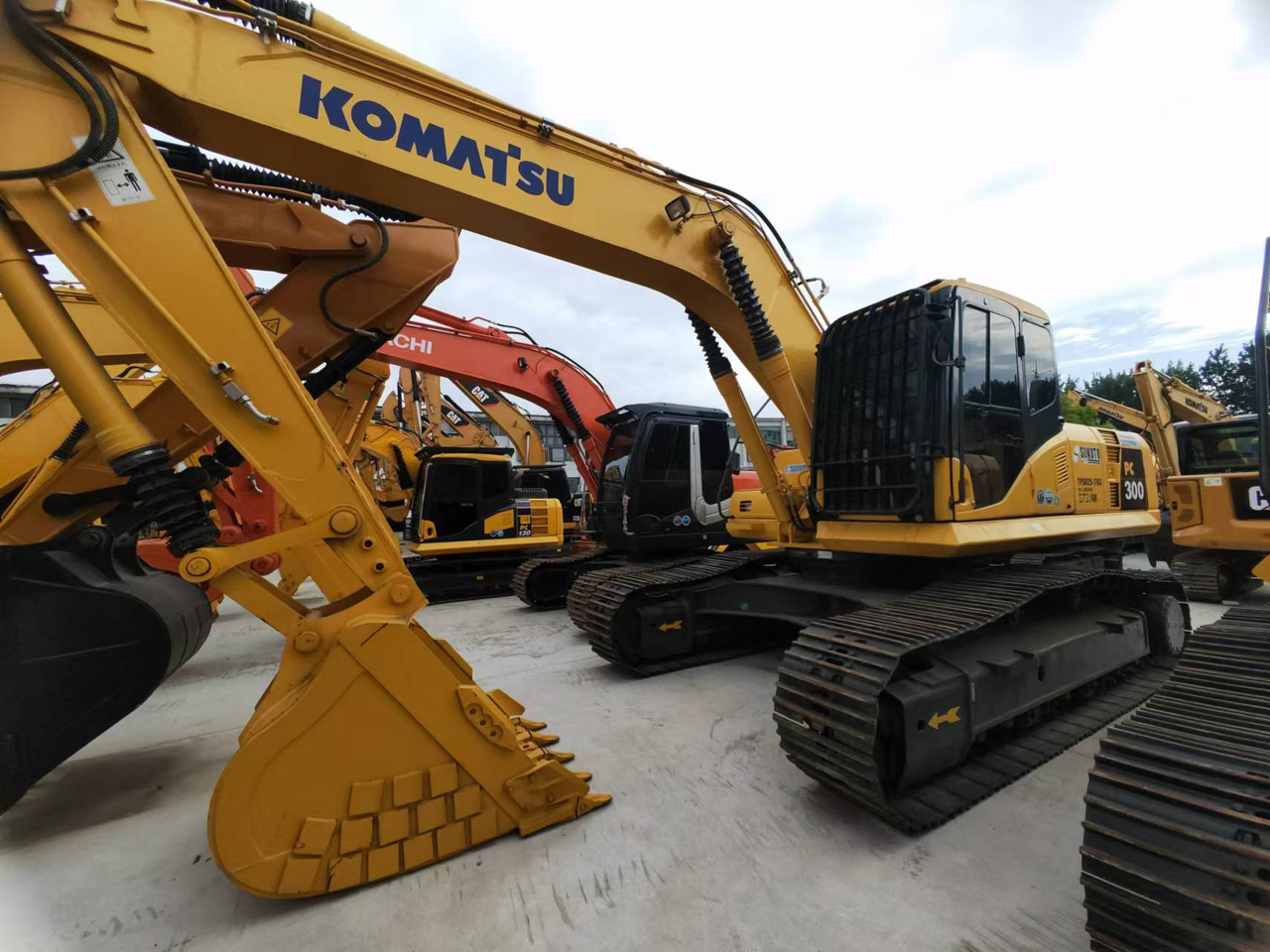 KOMATSU PC300 - Máy xúc bánh xích: hình 2 KOMATSU PC300 - Máy xúc bánh xích: hình 2