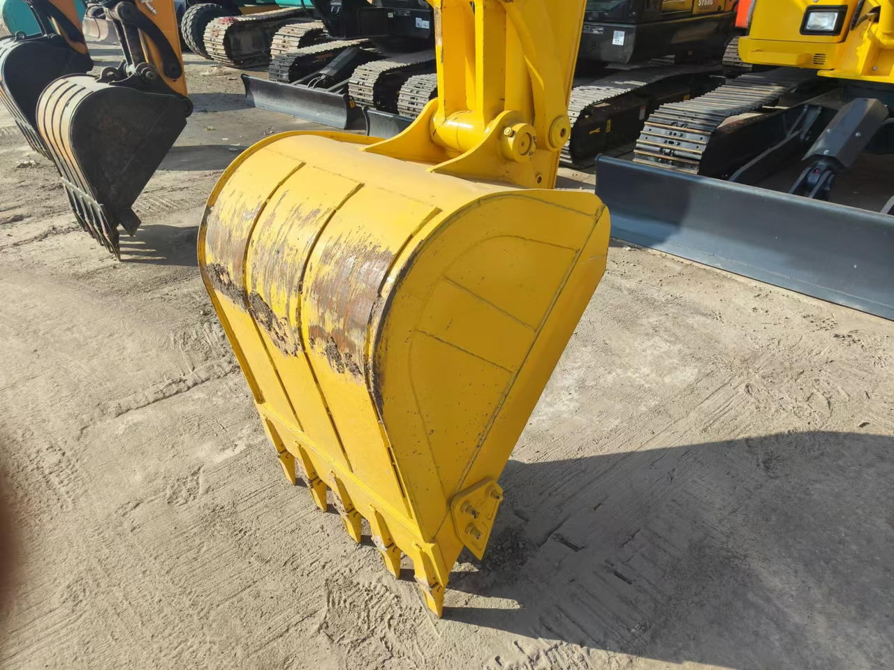 KOMATSU pc210 - Máy xúc bánh xích: hình 3 KOMATSU pc210 - Máy xúc bánh xích: hình 3