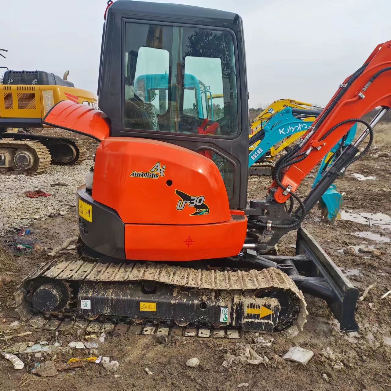 KUBOTA 30 - Máy xúc mini: hình 4 KUBOTA 30 - Máy xúc mini: hình 4