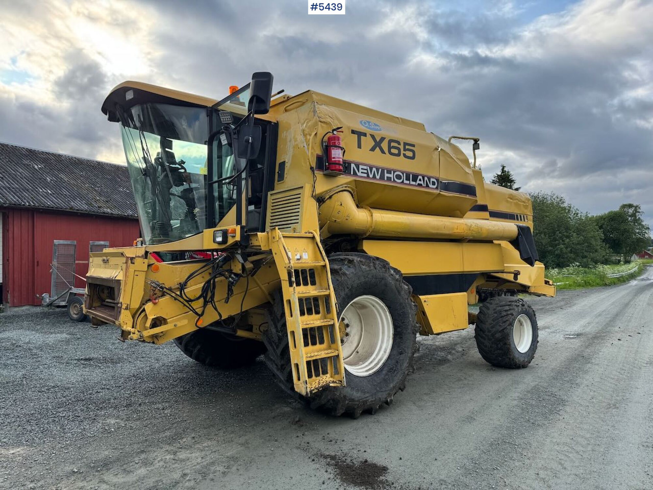 1995 New Holland TX65 m/ 20 fot skjærebord og henger - Máy gặt đập: hình 1 1995 New Holland TX65 m/ 20 fot skjærebord og henger - Máy gặt đập: hình 1