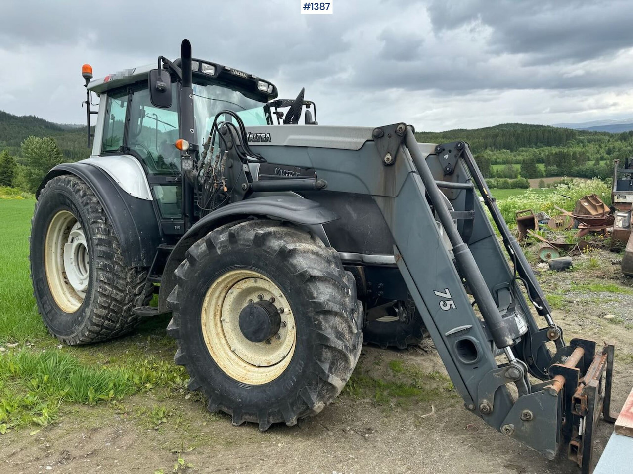 2007 Valtra T190 4x4 Tractor w/ bucket - Máy cày: hình 1 2007 Valtra T190 4x4 Tractor w/ bucket - Máy cày: hình 1