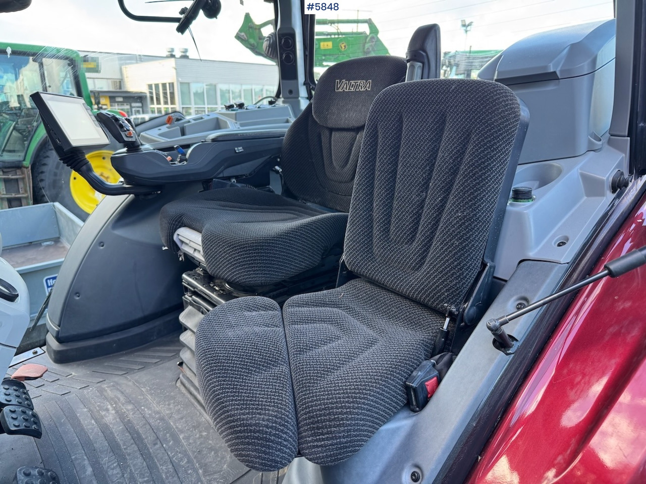 Máy cày 2018 Valtra N174 w/ front loader and plow plate.: hình 16
