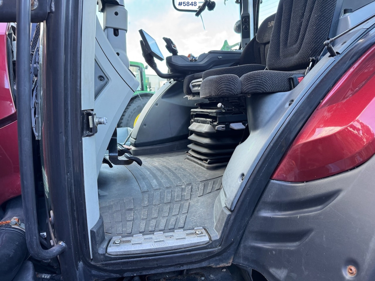 Máy cày 2018 Valtra N174 w/ front loader and plow plate.: hình 15