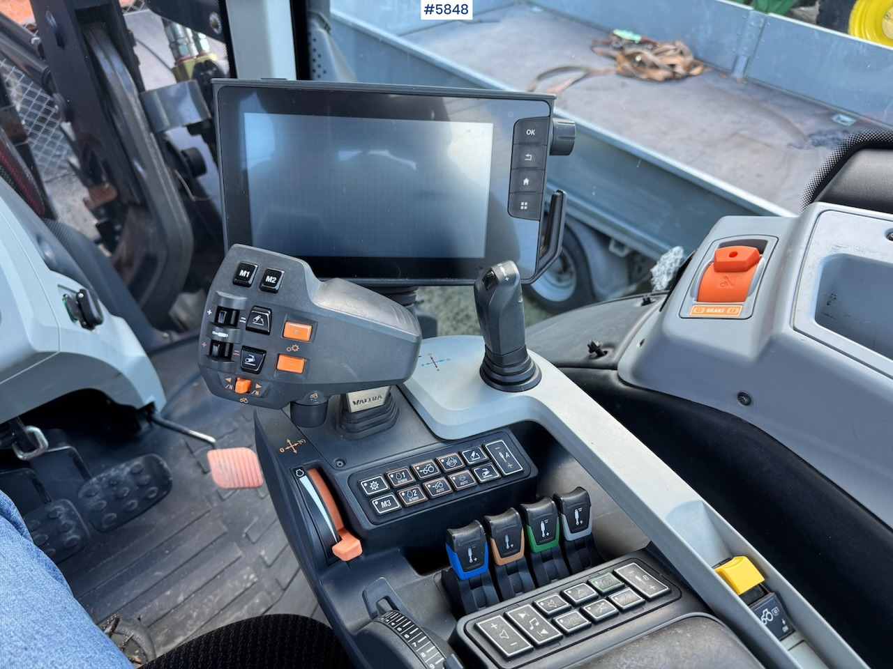 Máy cày 2018 Valtra N174 w/ front loader and plow plate.: hình 20