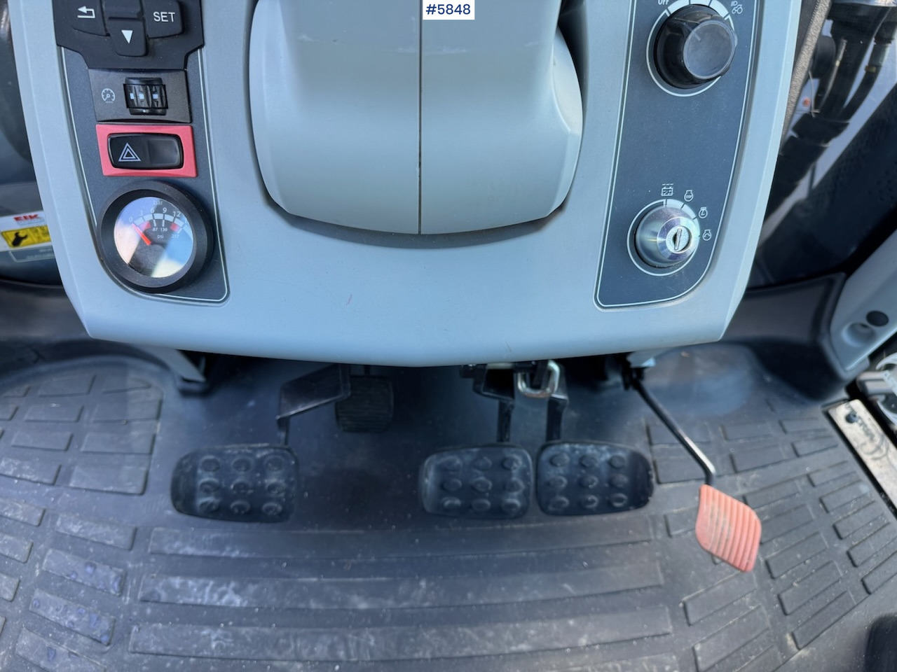 Máy cày 2018 Valtra N174 w/ front loader and plow plate.: hình 19