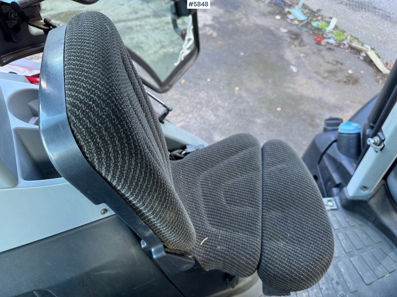 Máy cày 2018 Valtra N174 w/ front loader and plow plate.: hình 17
