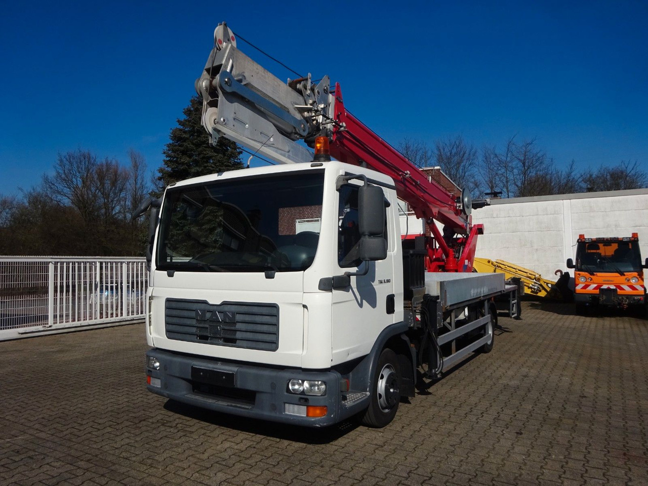 MAN 8.180 TGL + Böcker AK 32 Meter Dachdeckerkran - Xe cẩu tự hành: hình 3 MAN 8.180 TGL + Böcker AK 32 Meter Dachdeckerkran - Xe cẩu tự hành: hình 3