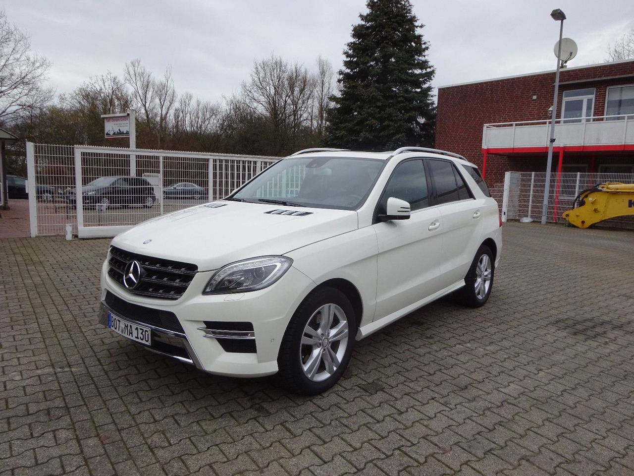 Mercedes-Benz ML 350 CDI BlueTec Mercedes-Benz ML 350 CDI BlueTec. AMG Paket - SUV: hình 2 Mercedes-Benz ML 350 CDI BlueTec Mercedes-Benz ML 350 CDI BlueTec. AMG Paket - SUV: hình 2