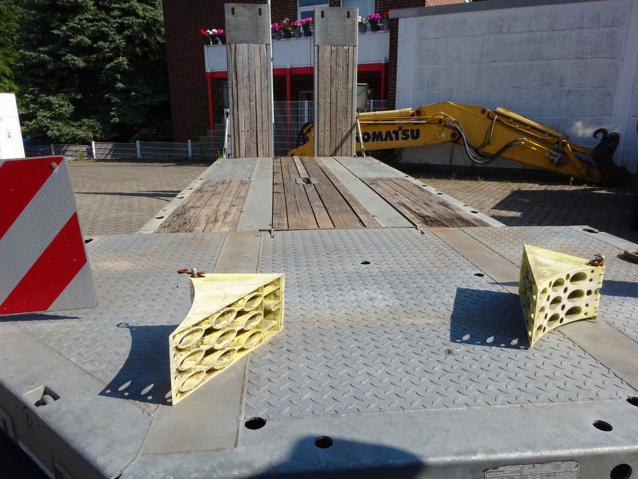 Rơ moóc thùng thấp Möslein Tieflader Anhänger mit 3 Achsen und Rampen: hình 12