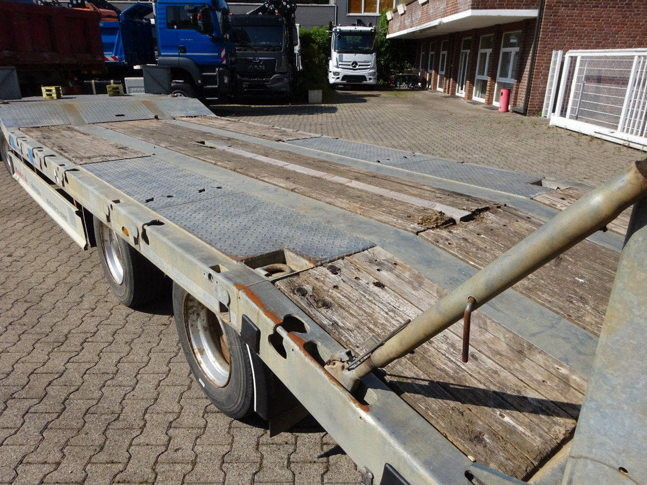 Rơ moóc thùng thấp Möslein Tieflader Anhänger mit 3 Achsen und Rampen: hình 9