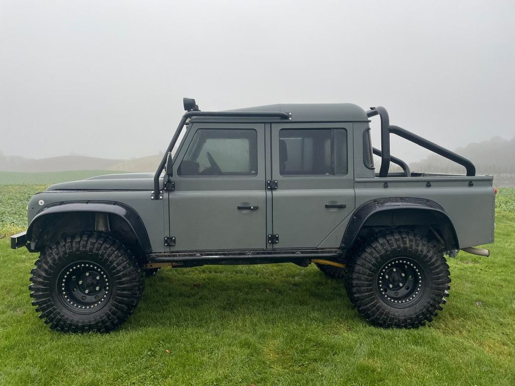 Land Rover Defender 110 2.5 - SUV: hình 2 Land Rover Defender 110 2.5 - SUV: hình 2