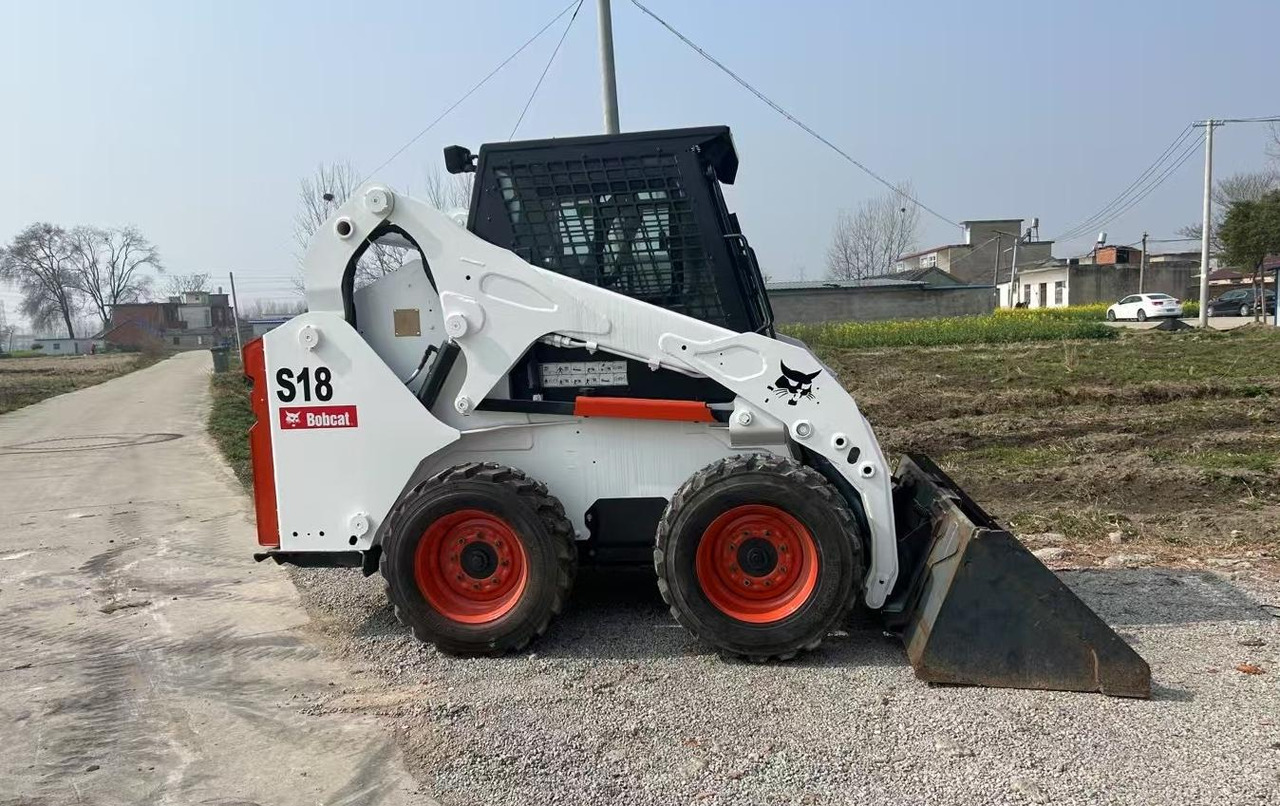 BOBCAT S18 - Máy xúc lật đa năng: hình 1 BOBCAT S18 - Máy xúc lật đa năng: hình 1