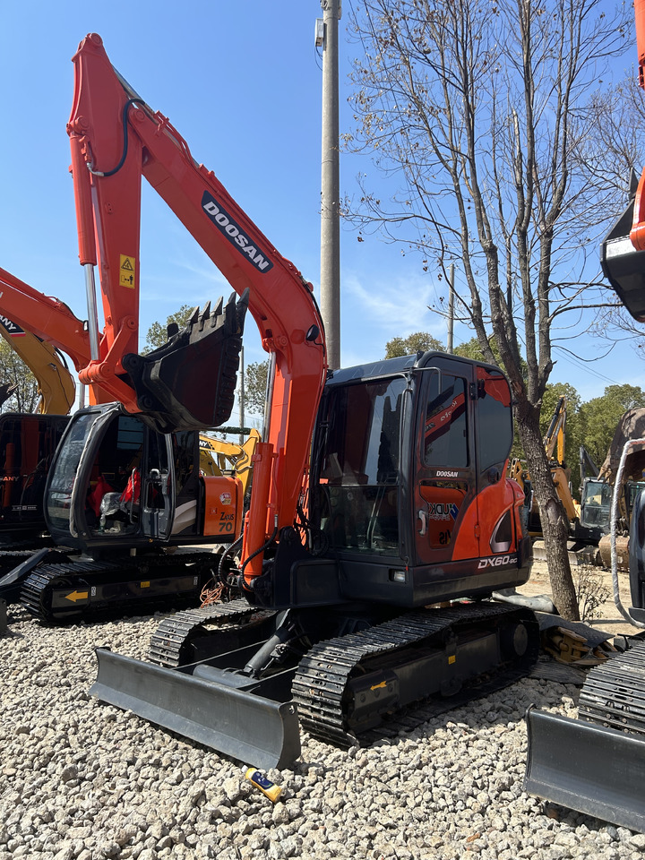 Doosan DX60 - Máy xúc mini: hình 3 Doosan DX60 - Máy xúc mini: hình 3