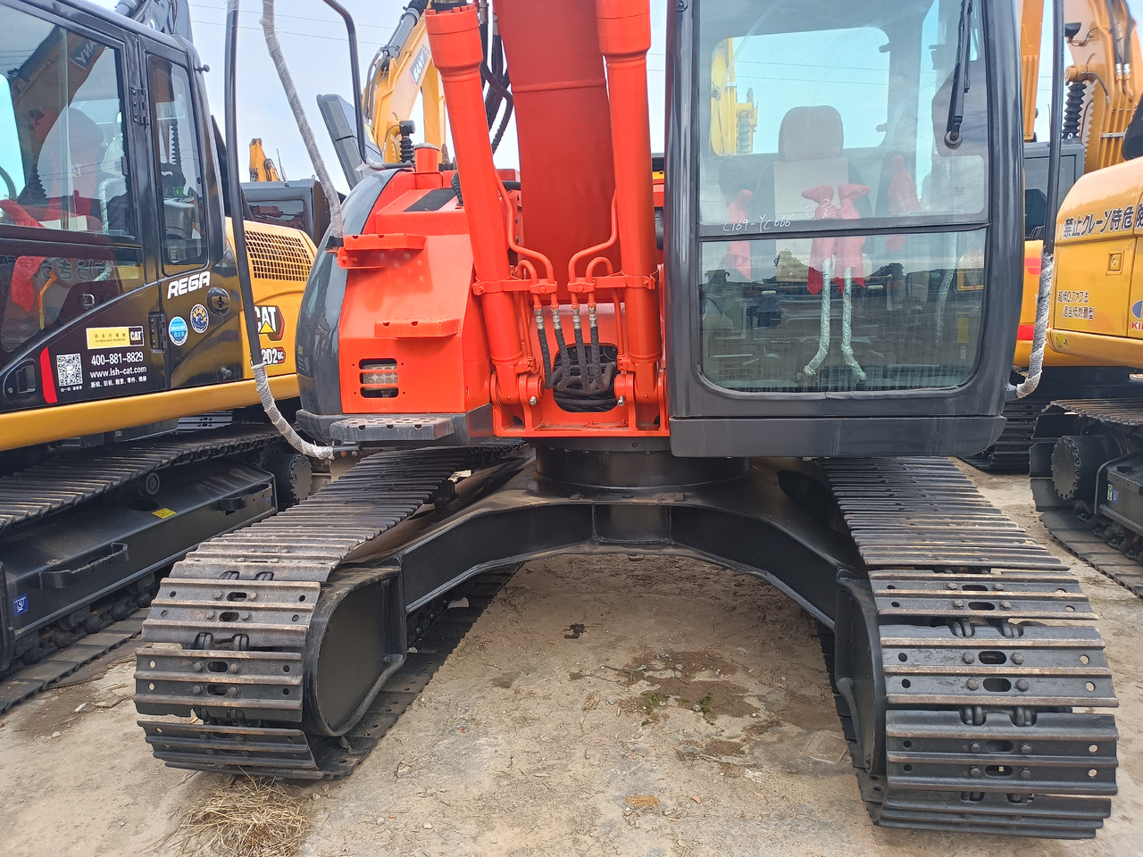 HITACHI ZX135 - Máy xúc bánh xích: hình 2 HITACHI ZX135 - Máy xúc bánh xích: hình 2