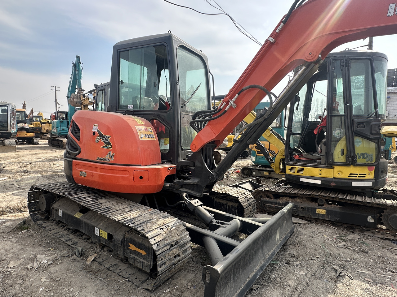 KUBOTA U35-5 - Máy xúc mini: hình 2 KUBOTA U35-5 - Máy xúc mini: hình 2