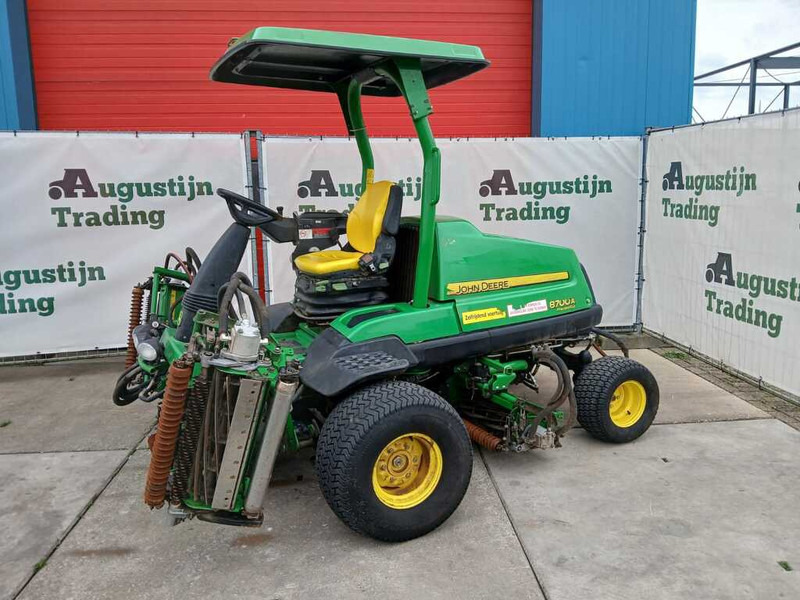 John Deere 8700A - Máy cắt cỏ vườn: hình 1 John Deere 8700A - Máy cắt cỏ vườn: hình 1