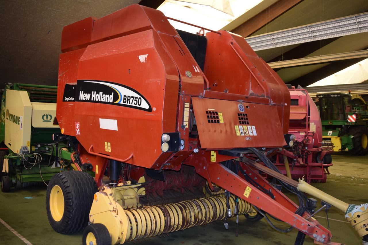 New Holland BR 750 CropCutter - Máy đóng kiện tròn: hình 1 New Holland BR 750 CropCutter - Máy đóng kiện tròn: hình 1
