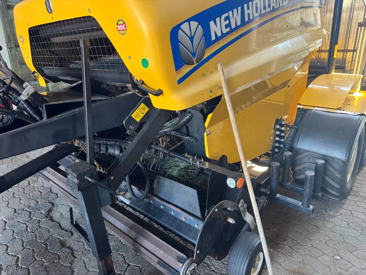 New Holland Rooll Baler 125 Combi - Máy đóng kiện tròn: hình 2 New Holland Rooll Baler 125 Combi - Máy đóng kiện tròn: hình 2