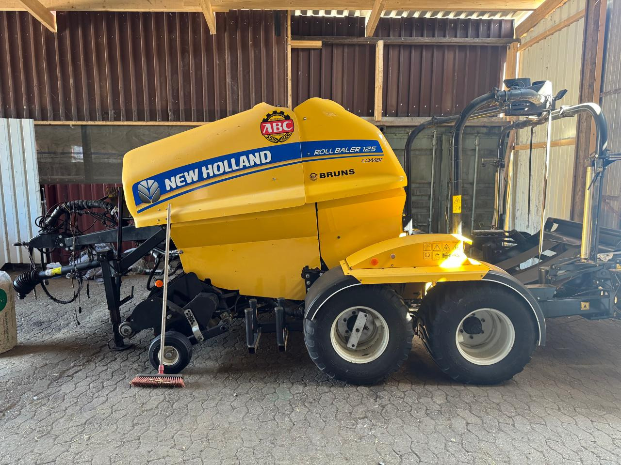 New Holland Rooll Baler 125 Combi - Máy đóng kiện tròn: hình 1 New Holland Rooll Baler 125 Combi - Máy đóng kiện tròn: hình 1