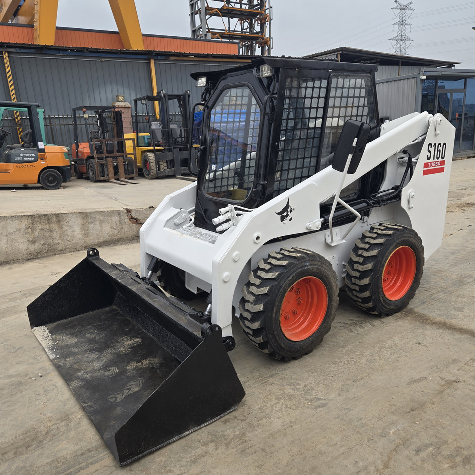 BOBCAT S160 - Máy xúc lật đa năng: hình 1 BOBCAT S160 - Máy xúc lật đa năng: hình 1