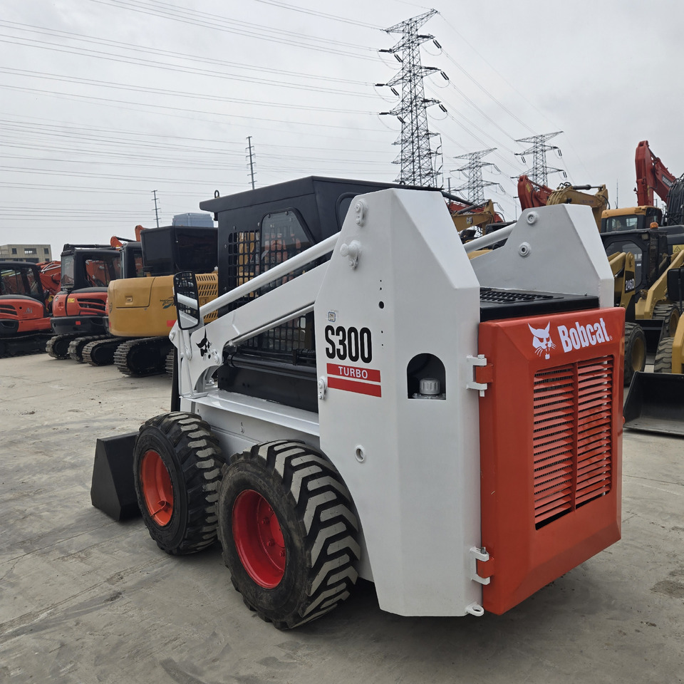 BOBCAT S300 - Máy xúc lật đa năng: hình 2 BOBCAT S300 - Máy xúc lật đa năng: hình 2