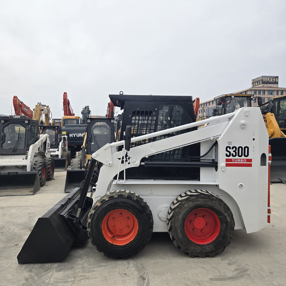BOBCAT S300 - Máy xúc lật đa năng: hình 1 BOBCAT S300 - Máy xúc lật đa năng: hình 1