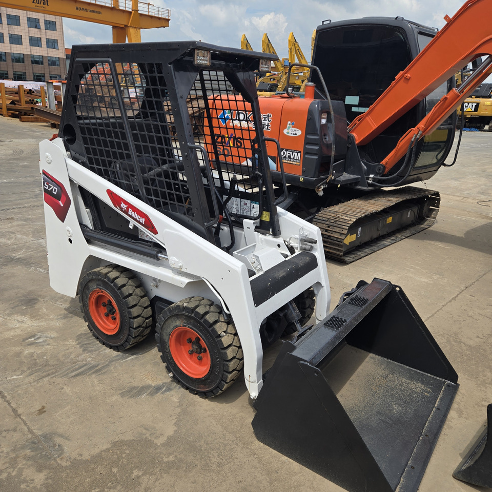 BOBCAT S70 - Máy xúc lật đa năng: hình 3 BOBCAT S70 - Máy xúc lật đa năng: hình 3