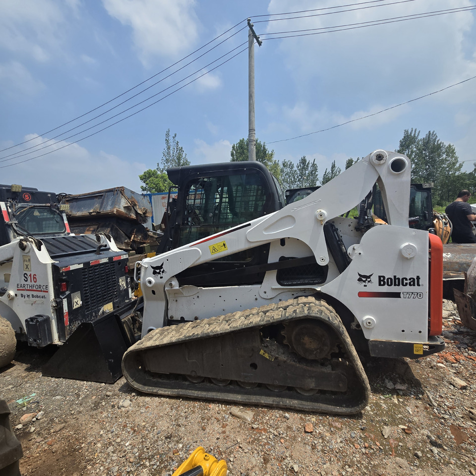 BOBCAT T770 - Máy xúc lật đa năng: hình 2 BOBCAT T770 - Máy xúc lật đa năng: hình 2