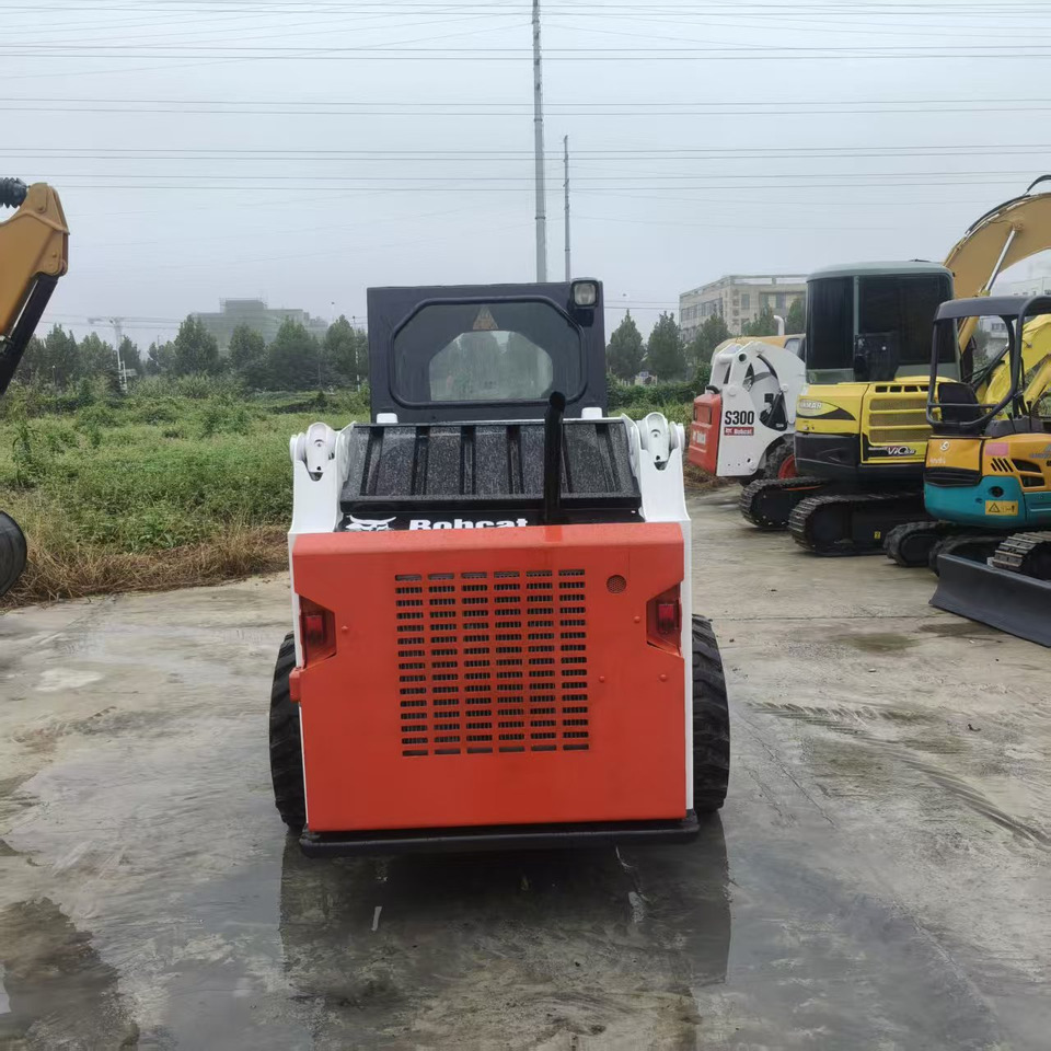 Bobcat S300 - Máy xúc lật đa năng: hình 3 Bobcat S300 - Máy xúc lật đa năng: hình 3