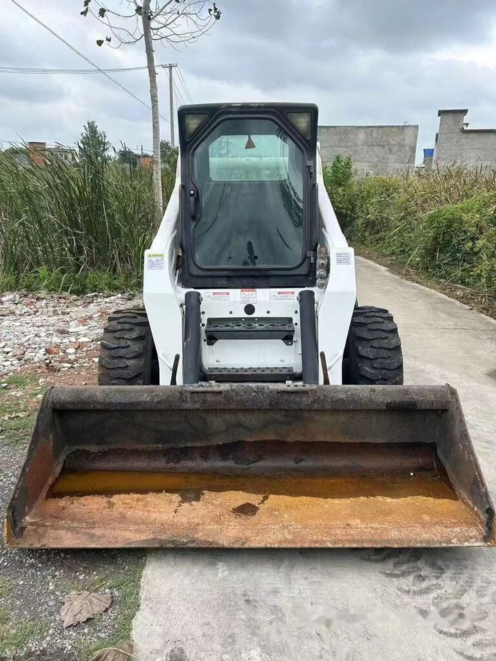 Bobcat S300 - Máy xúc lật đa năng: hình 1 Bobcat S300 - Máy xúc lật đa năng: hình 1