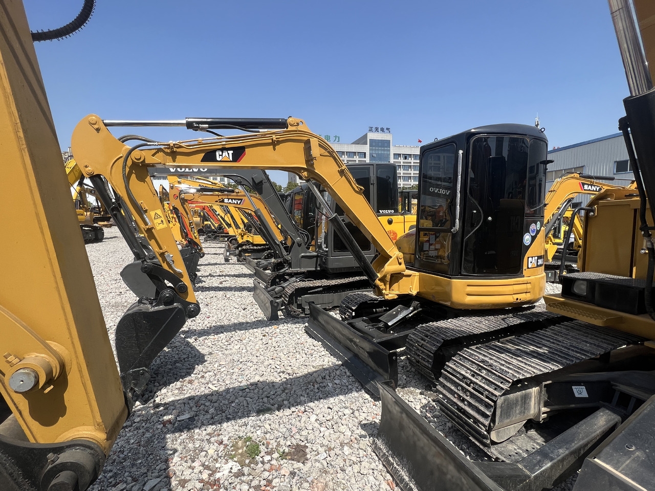 CATERPILLAR 304CR - Máy xúc mini: hình 2 CATERPILLAR 304CR - Máy xúc mini: hình 2