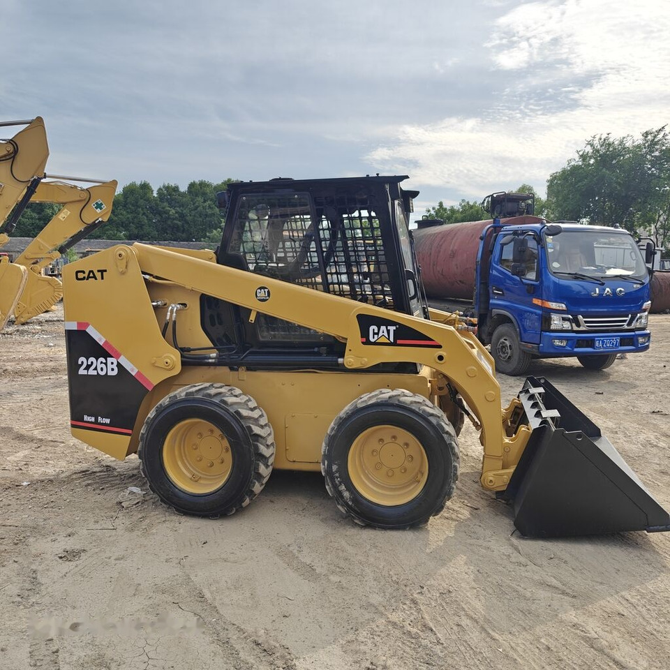 Caterpillar 226B - Máy xúc lật đa năng: hình 4 Caterpillar 226B - Máy xúc lật đa năng: hình 4