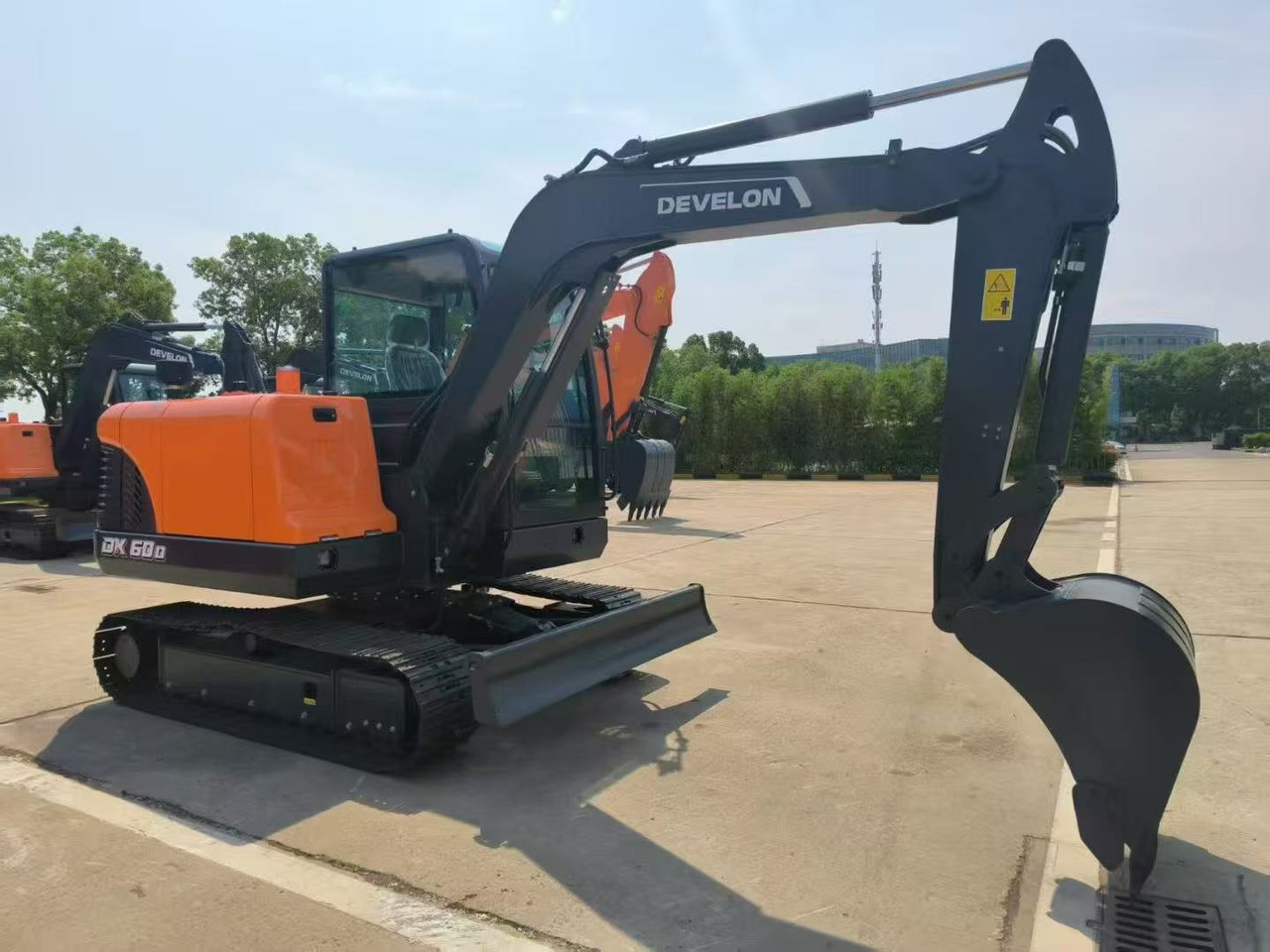 DOOSAN DX60D - Máy xúc mini: hình 1 DOOSAN DX60D - Máy xúc mini: hình 1