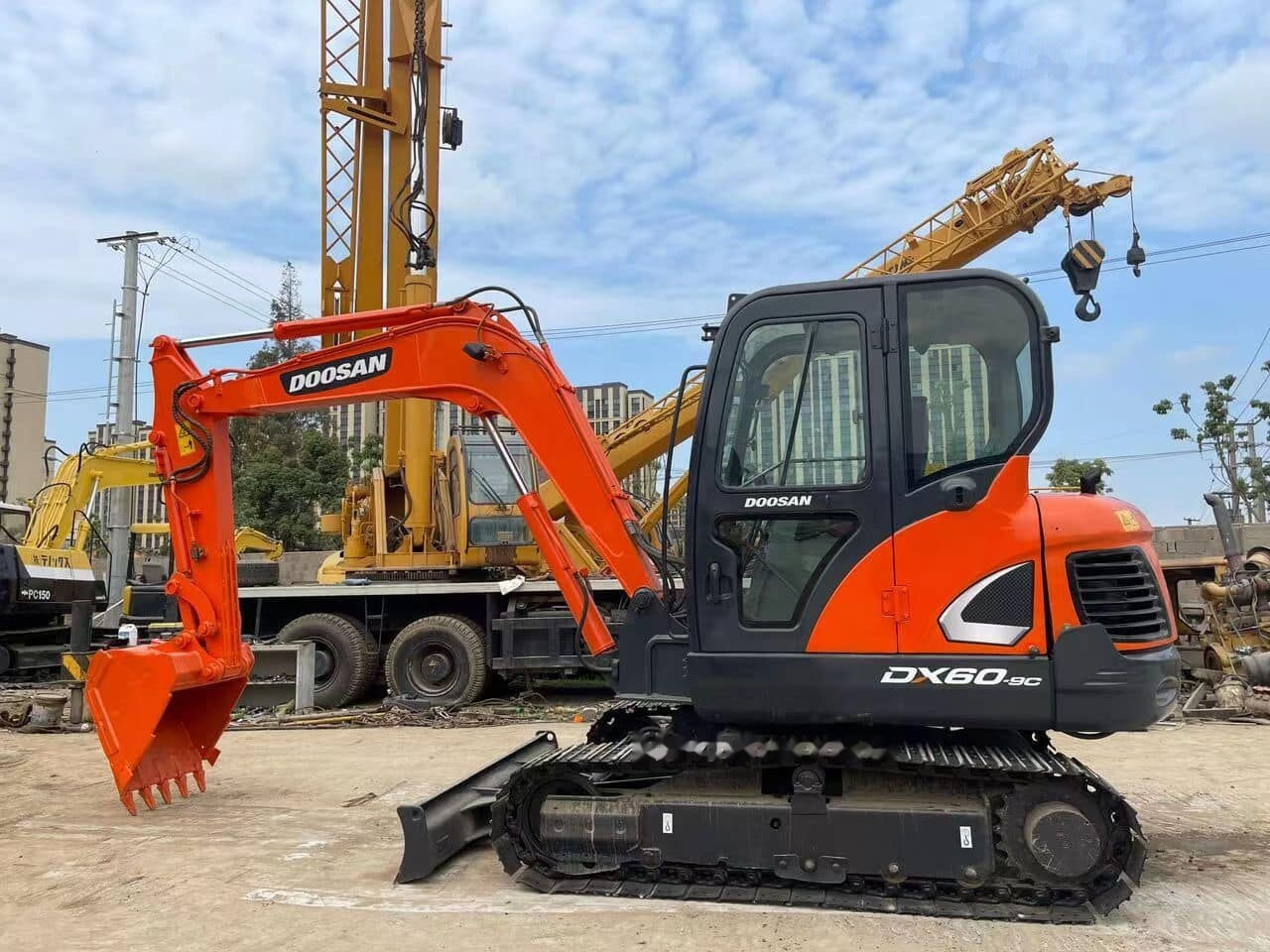 Doosan DX60 - Máy xúc mini: hình 1 Doosan DX60 - Máy xúc mini: hình 1